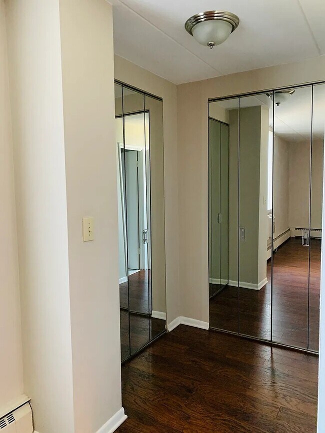 Building Photo - 225 S Rohlwing Rd