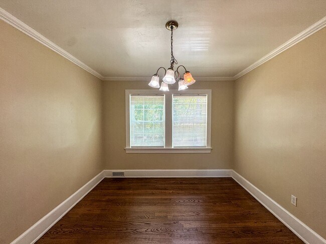 Building Photo - 512 1/2 Westmont Drive