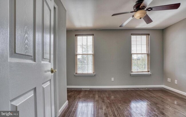 Building Photo - Amazingly renovated 3bd 2.5bth rarely avai...