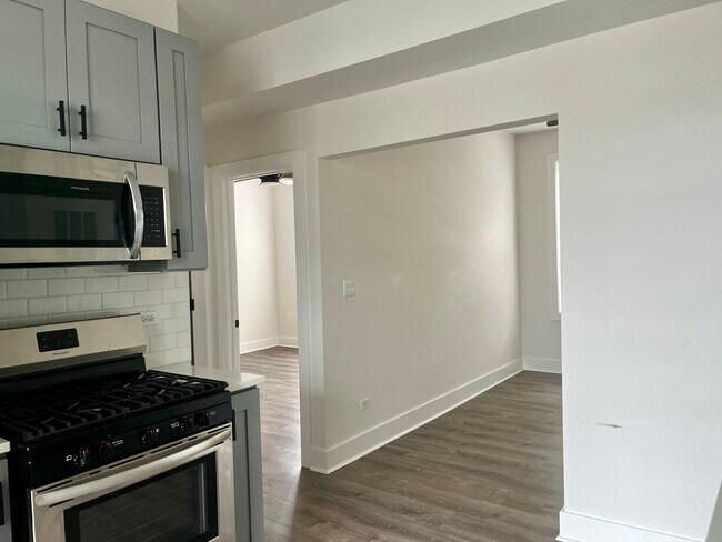 Building Photo - 5321 N Damen Ave