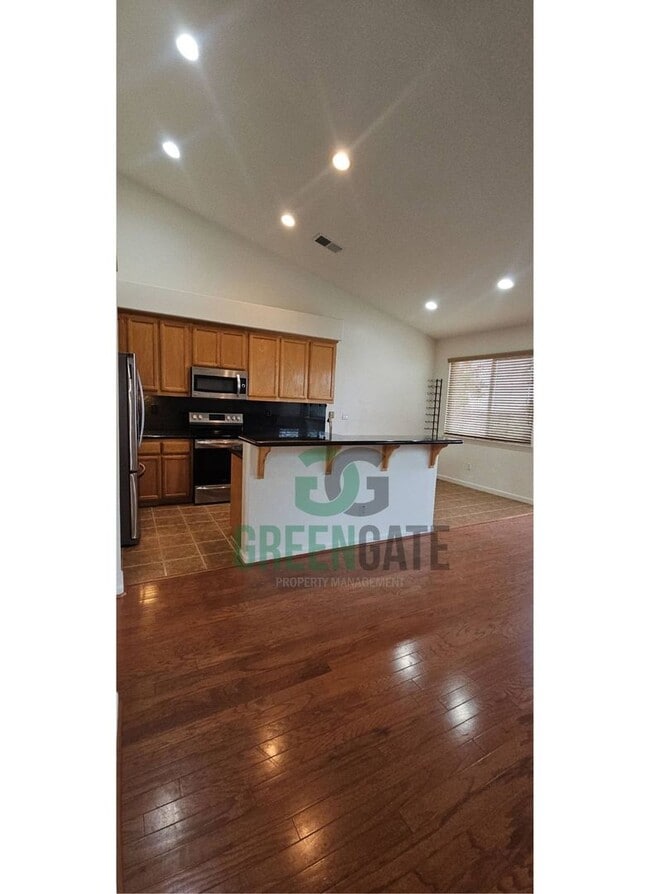 Building Photo - Available Now! 3 Bedroom 2 Bath Spacious Home in Tracy!!