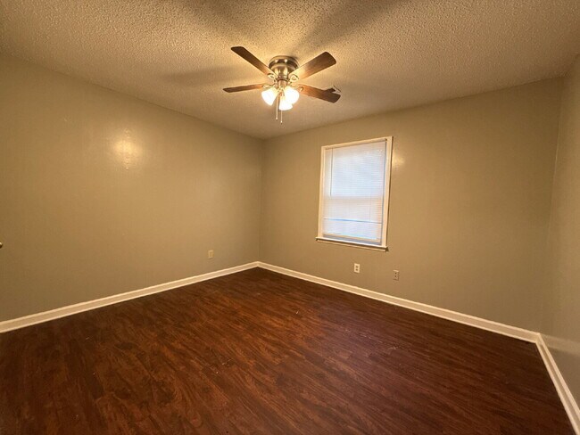 Building Photo - "Spacious 2-Bed, 2-Bath Haven on Bonnell Drive – Comfort and Convenience in Huntsville!"