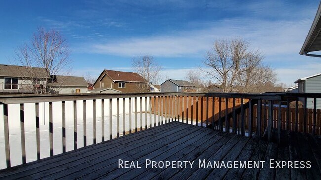 Building Photo - 3 Bed 3 Bath Home with 2 Stall Attached Ga...
