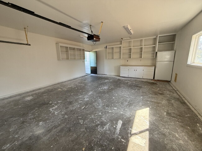 Building Photo - Spacious Home on Corner Lot Available!