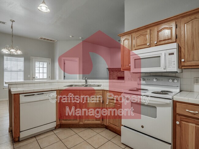 Building Photo - 2707 Silvertree Dr
