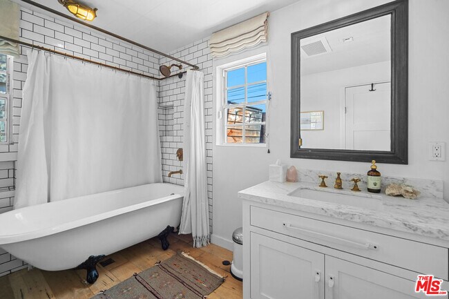 Building Photo - 7038 Dume Dr