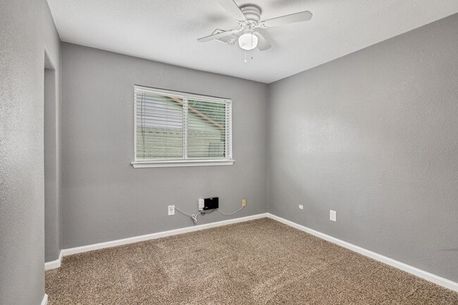 Building Photo - 638 Fair Oak Dr