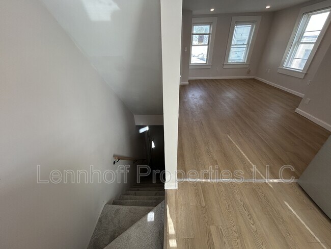 Building Photo - 31 Hilton St