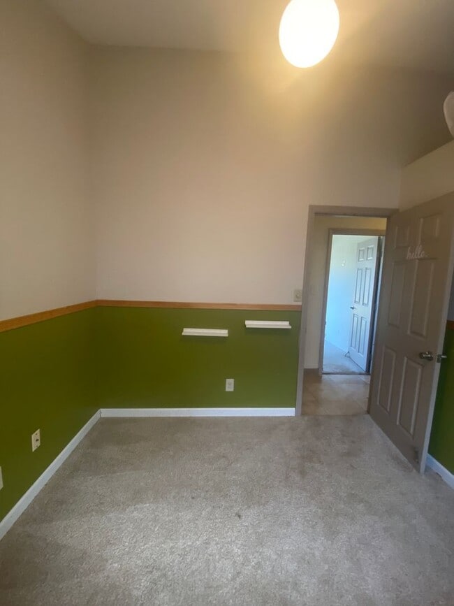 Building Photo - Great price for this 3 Bedroom 1.5 Bathroo...