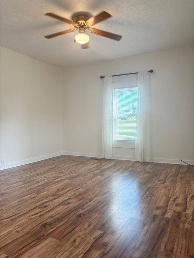 Building Photo - Maryville 37803 - 1 bedroom, 1 bath home  - Contact Jeremy Logan 865-307-2273