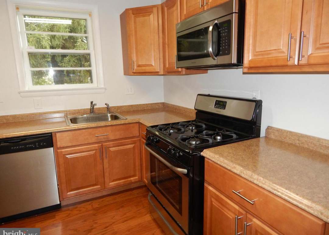 gas range and mounted microwave - 6916 Crafton Ln