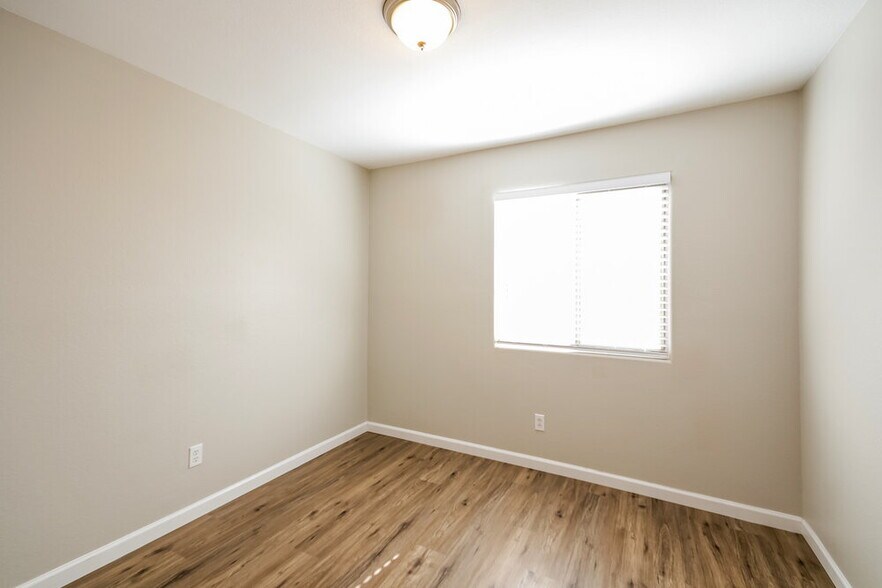 Building Photo - 15550 N Naegel Dr