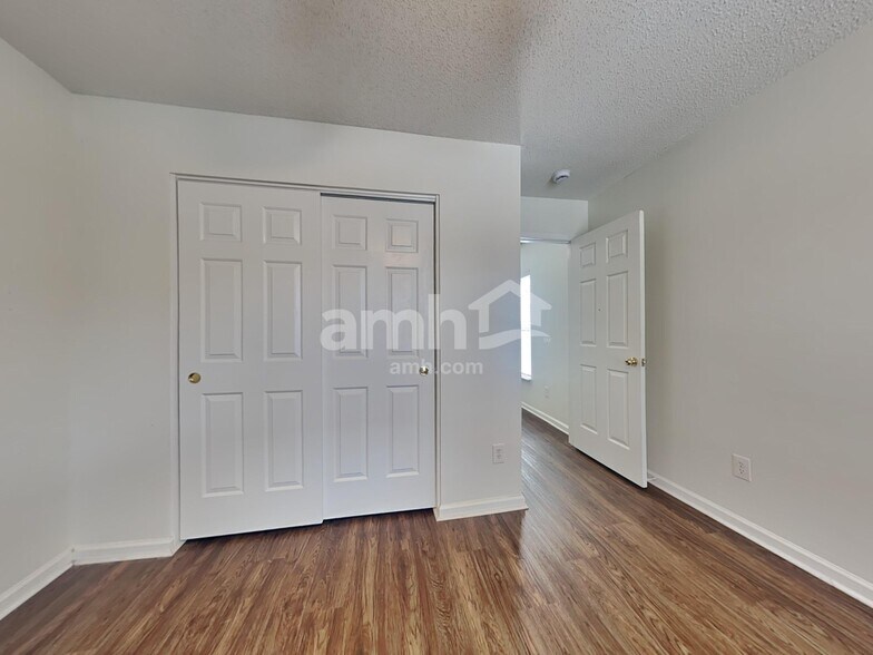 Building Photo - 4987 Harthill Ave