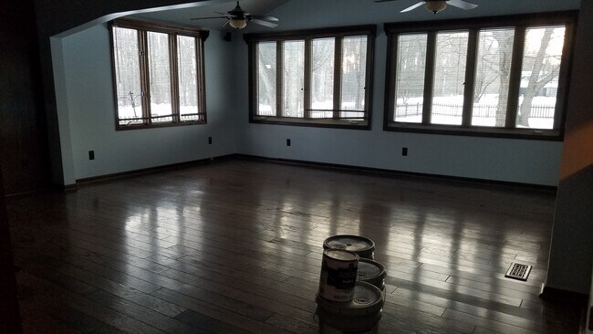 Living roo. - 5049 Babbitt Rd