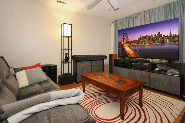 Building Photo - 427 Elizabeth Lake Dr