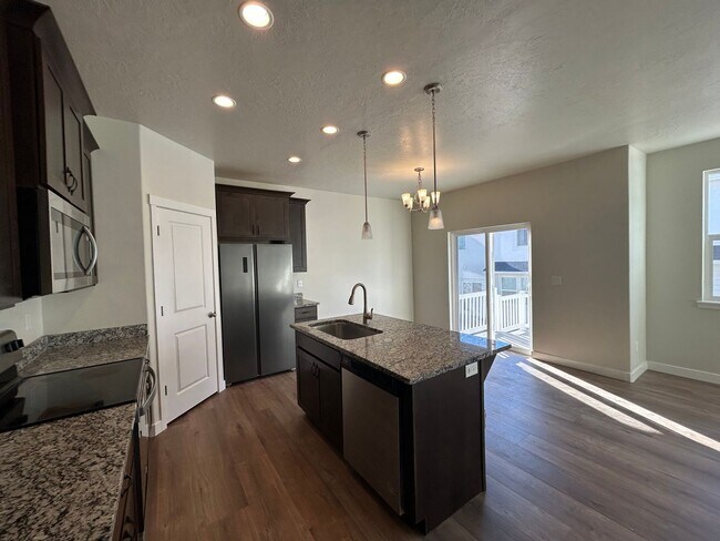 Building Photo - 3 Bedroom 2.5 Bathroom Townhome in Lehi!