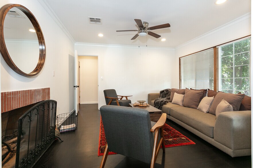 Family Room - 5825 Fulton Ave