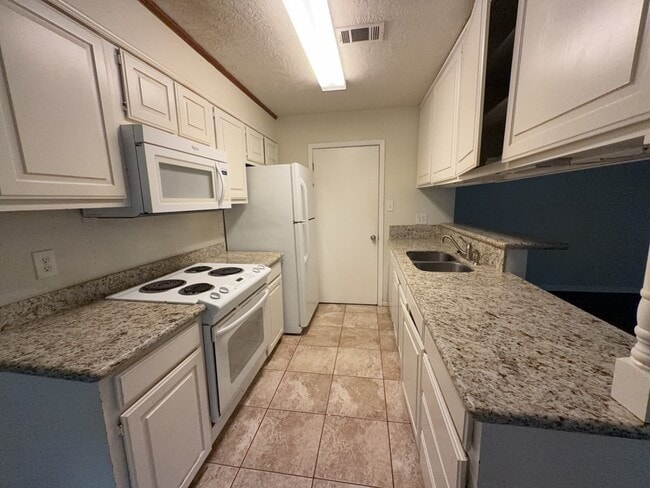 Building Photo - 629 W Ridge Dr