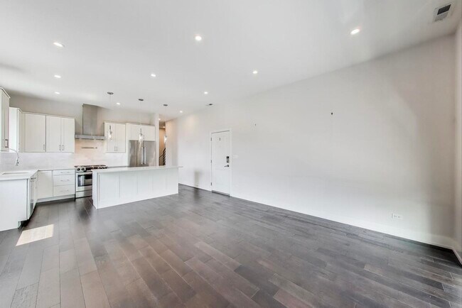 Building Photo - 3224 N Elston Ave