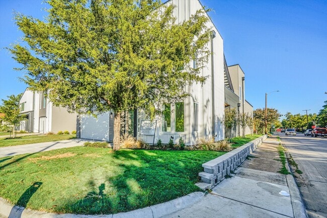 Building Photo - 1703 Nomas St