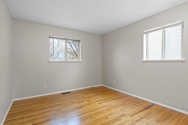 Building Photo - Hardwood Floors- Large Space - Garage