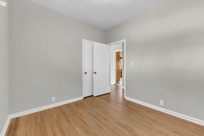 Building Photo - 780 Rossview Rd