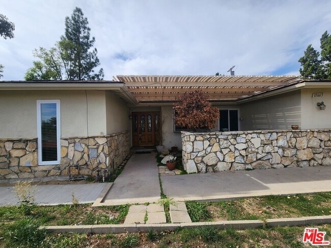 Building Photo - 11665 Babbitt Ave