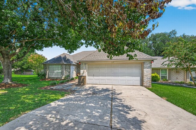 Building Photo - 319 Fantasy Ln