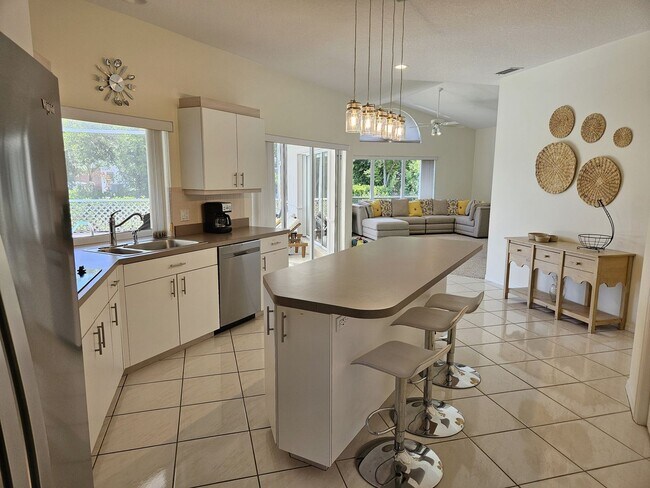 Building Photo - Seasonal Short-Term Private Heated Pool Home with 3 Bedroom, 2.5 Bath, 2 Car Garage in Sorrento W...