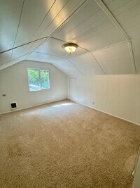 Building Photo - 3 bed 1 one bath house with yard