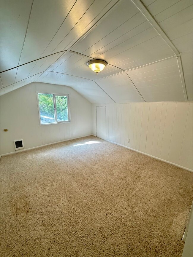 Primary Photo - 3 bed 1 one bath house with yard