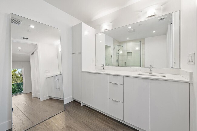 Building Photo - 1 S Palmway