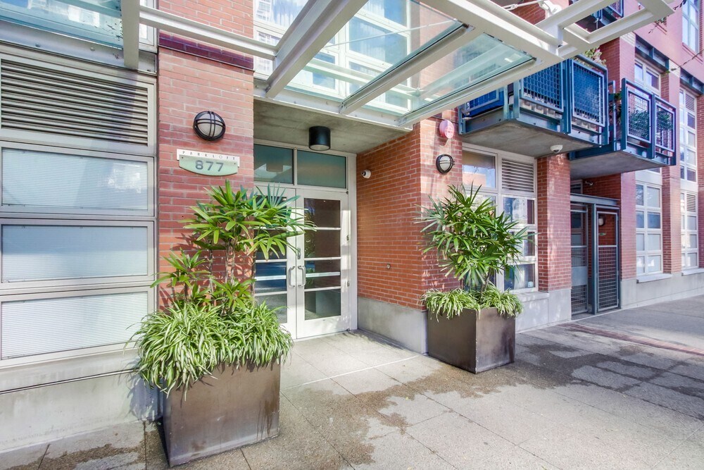 Building Photo - 877 Island Ave