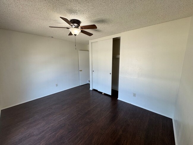 Building Photo - Recently renovated 3 bedroom, 2 bath unit ...