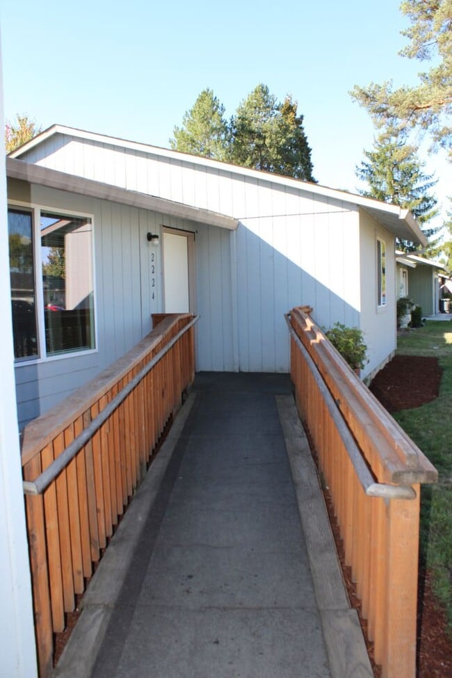 Building Photo - Recently updated 4 bedroom and 2 bath home...