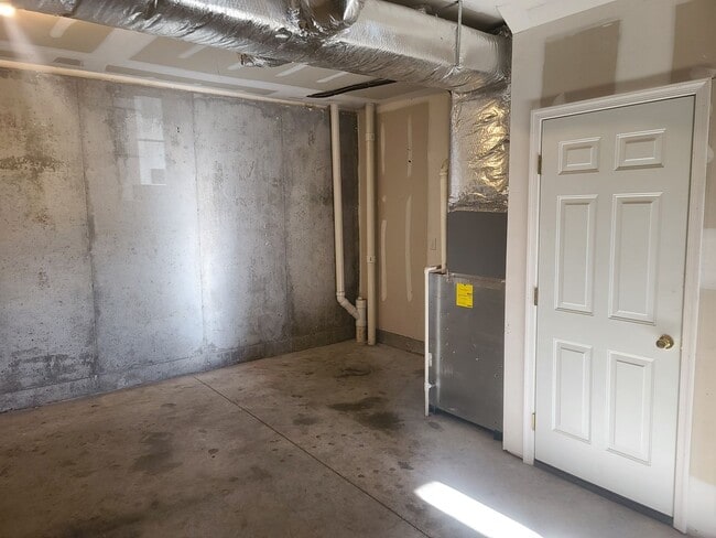 Building Photo - 3 Bedroom 2 1/2 bath ** End Unit** Townhome for Rent in Waynesboro