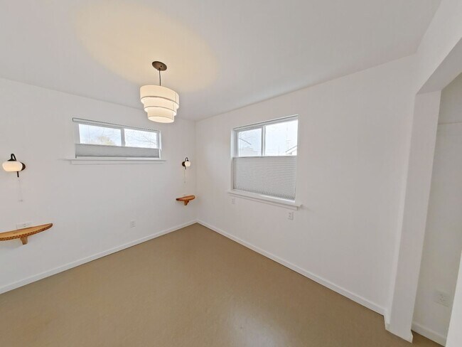Building Photo - Lovely Remodeled 2 Bedroom Home in the hea...