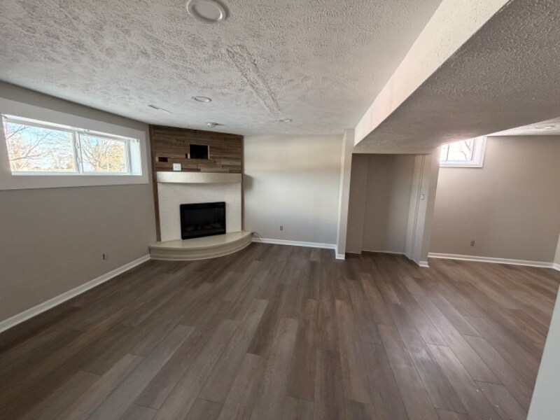 Building Photo - 221 E Glenmore Dr