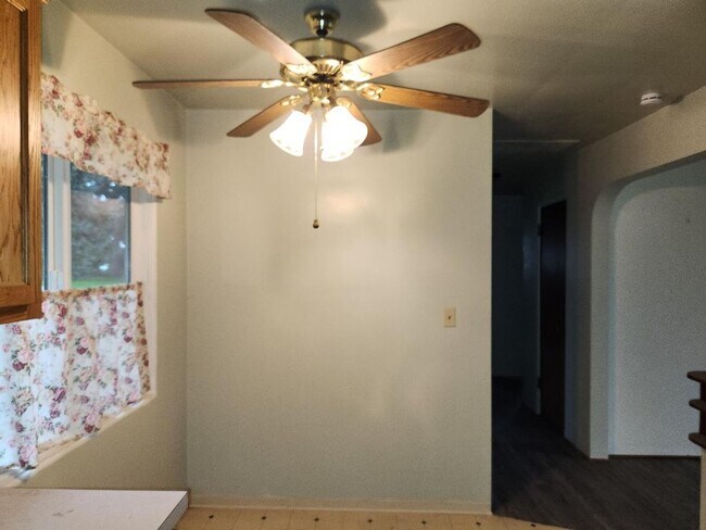 Building Photo - 3 bedroom 1 Bath House on Well