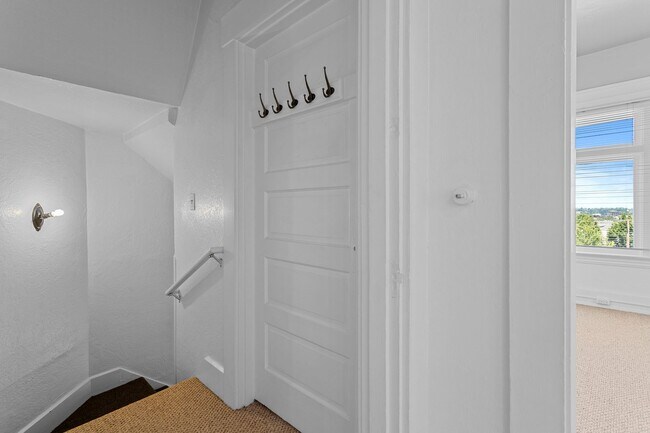 Building Photo - 1 Bedroom with den close to SW! Walking distance to Providence Park!