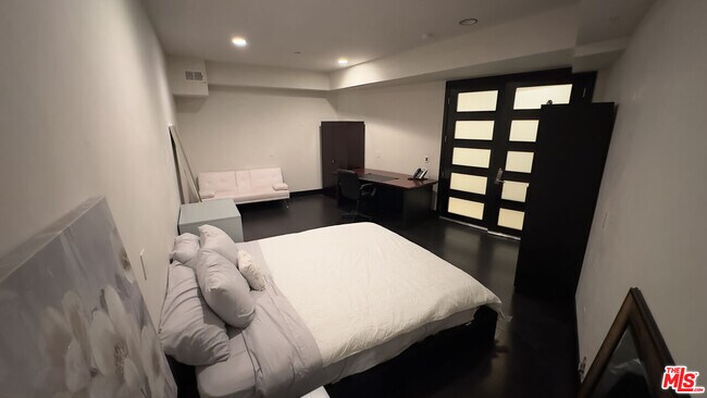 Building Photo - 6425 Weidlake Dr