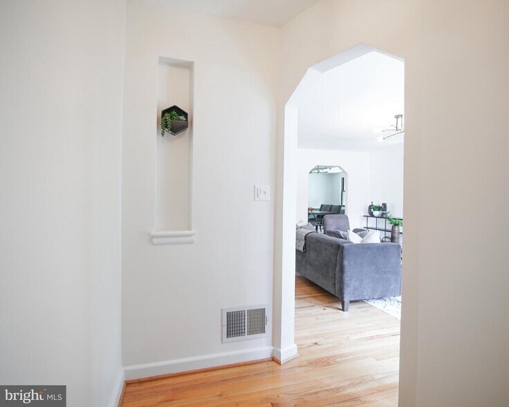 Building Photo - 5602 Hawthorne St