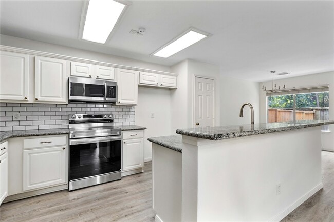 Building Photo - 122 S Walden Elms Cir