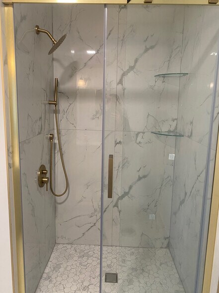 Walk-in Shower - 1903 Jefferson Ct
