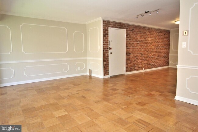 Building Photo - 6008 Westchester Park Dr