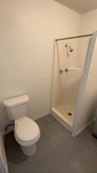 2nd bathroom - 440 S Mistletoe Ave