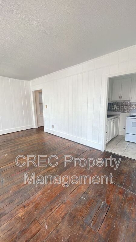 Building Photo - 293 King St