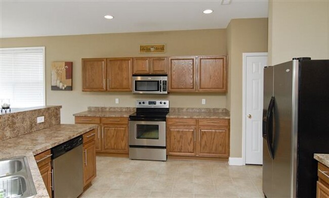 Building Photo - Large 4BR/3BA Available May 15th