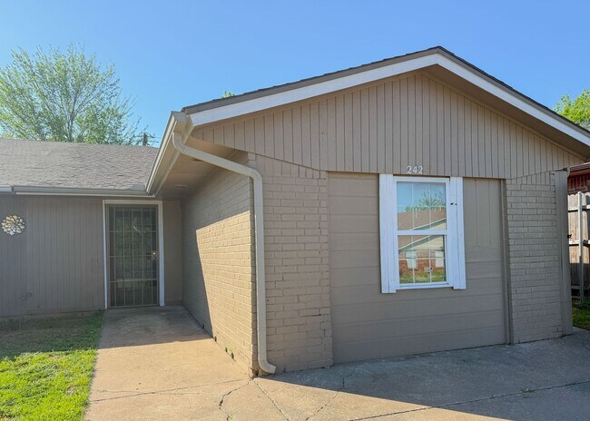 Building Photo - MWC HOME FOR RENT!