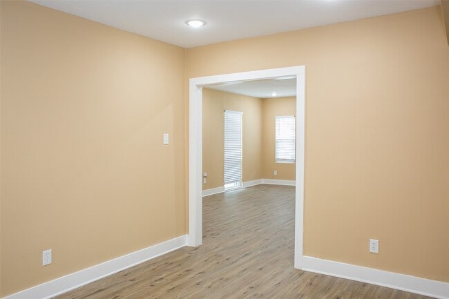 Building Photo - 2301 Albans Rd